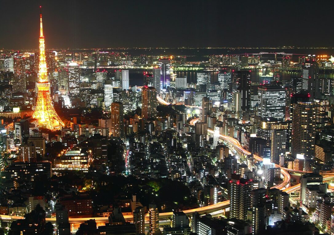 Tokyo Tower at Night from Ropponji 東京タワー（六本木ヒルズより）Kakidai (Wikimedia)